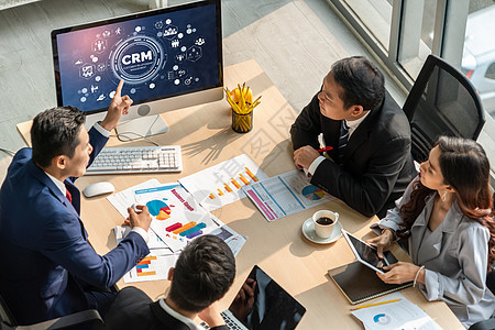 用于 CRM 业务的现代计算机上的客户关系管理系统工具电脑工人工作房间监视器人士商业技术团队图片