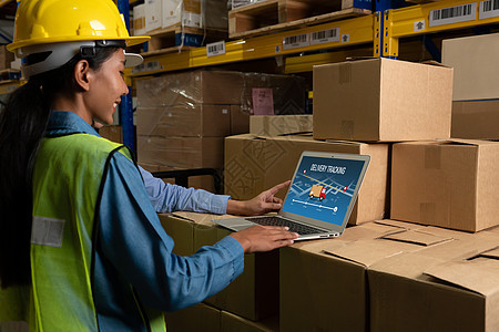 电子商务和现代在线业务的交货跟踪系统笔记本小样工厂经理展示女性后勤送货团队包装图片