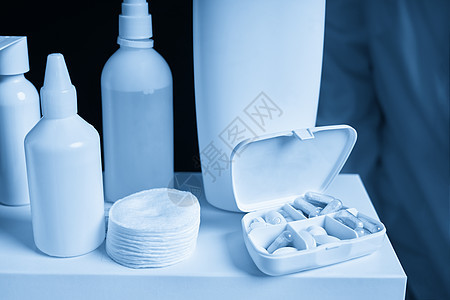 白箱 装有药丸和空药瓶制药药品药店处方团体药片预防凝胶剂量药剂师图片