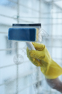 手戴黄色手套 拿着为清洁窗户而打扫的子图片