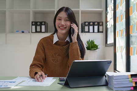 在家办公室工作的亚洲女商务人士分析财务报告文件 会计和财务概念预算人士利润同事统计图表营销计算器风暴文书图片