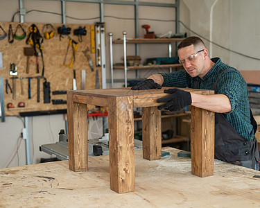 男木匠在车间完成木制桌子的工作木制品建造砂纸装修材料木头工匠木工染料作坊图片
