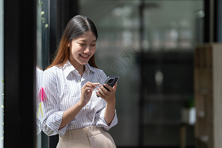 一位女商务人士使用在线银行程序完成 KYC 以便开设数字储蓄账户 网络安全的定义风险犯罪顾客警告支付服务投资金融战略交易图片