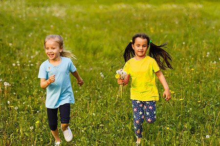 两个可爱女孩在绿草地上奔跑 最好的朋友们 我最喜欢的就是图片