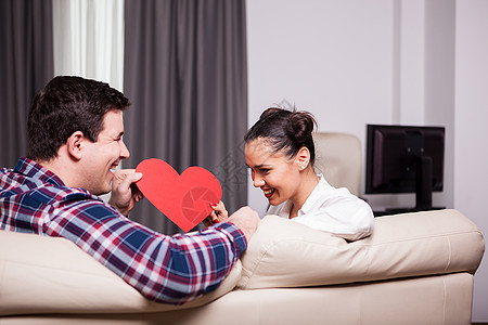 爱情情侣手里握着红色的心女性礼物情人男人女士恋人男朋友微笑工作室庆典图片