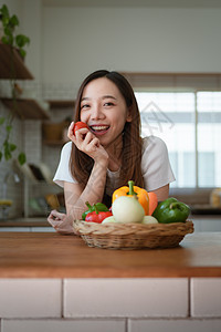 美丽的年轻亚洲女性在家中做沙拉的肖像 烹饪食物和生活方式时刻母亲火炉家庭桌子乐趣孩子们厨师午餐男人平底锅图片