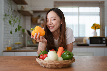 美丽的年轻亚洲女性在家中做沙拉的肖像 烹饪食物和生活方式时刻房子蔬菜家庭厨师乐趣微笑母亲平底锅午餐火炉图片