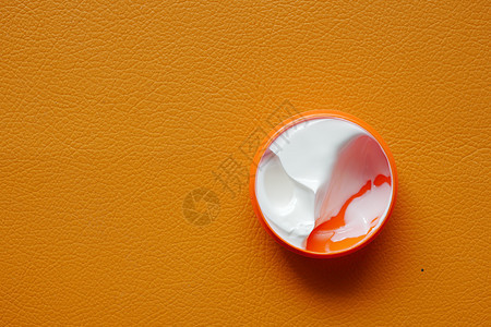橙色容器中的美奶油图片