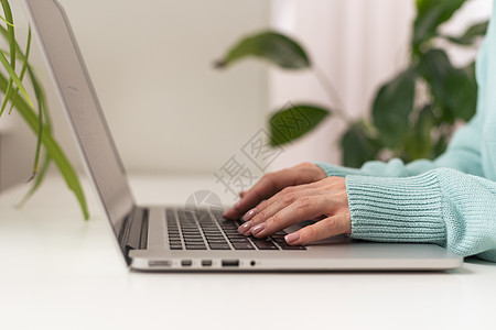 妇女使用笔记本电脑 搜索网络 浏览信息 在家里有工作场所图片