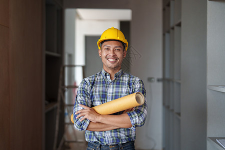 建筑师与建筑计划蓝图一起使用 工程师草绘建筑项目 绿色能源概念办公室女士活力安全男性男人工作技术建设者标志图片