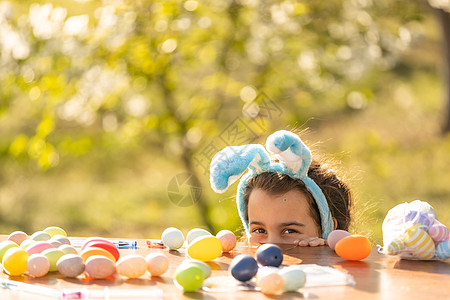 少女在花园里戴着复活节鸡蛋的兔子耳朵萝卜问候语家庭食物微笑领结女孩青少年孩子宝宝图片
