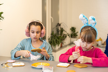 两个可爱的姐妹 做和装饰饼干烹饪糖果假期孩子们女士蛋糕食物孩子手工厨房图片