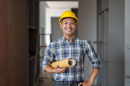 建筑师与建筑计划蓝图一起使用 工程师草绘建筑项目 绿色能源概念头盔办公室活力绘画施工建筑学会议设计师职业标志图片