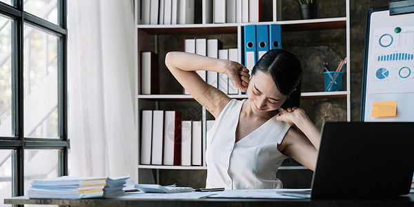 在办公室工作时 女商务人士或女职业妇女因在办公桌上休息而拉伸或懒惰不耐烦图片