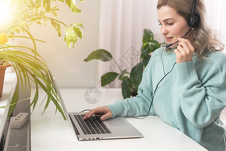 身戴头盔 通过视频电脑电话与客户沟通的混合种族自由职业妇女 千百名愉快的专业女辅导员提供在线语言课导师商业员工口语咨询女工电话虚图片