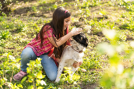 带狗的小女孩 户外夏天伴侣幸福哺乳动物夫妻讲话卷曲女性小狗猎犬宠物图片