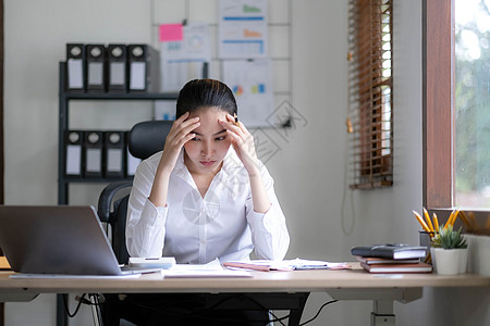 认真思考的亚洲女性关注在线问题解决方案 看着笔记本电脑屏幕 担心严肃的亚洲女商务人士专注于解决困难的工作计算机任务职业职场桌子经图片