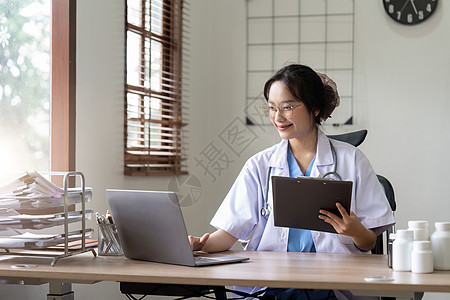 亚洲医生在医院和医疗听诊器中用笔记本电脑工作 药物放在工作场所的剪贴板上考试护士男人药品诊所医学诊断专家商业治疗图片