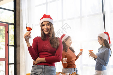 与朋友或同事一起参加节日派对的欢乐时光 在圣诞节举行香槟和在家吃比萨饼庆祝会时聚集一堂女士朋友们快乐金子新年庆典眼镜假期幸福团体图片