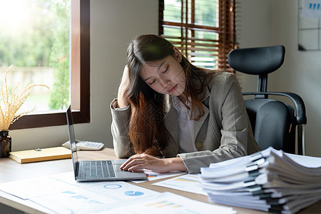 亚洲女商务人士强调办公室员工在文书工作方面负担过重的问题压力疼痛人士职场工人技术职业挫折经理笔记本图片