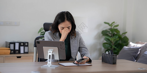 认真思考的亚洲女性关注在线问题解决方案 看着笔记本电脑屏幕 担心严肃的亚洲女商务人士专注于解决困难的工作计算机任务技术金融商务经图片