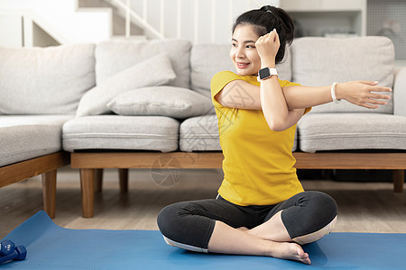 年轻漂亮的女人在家里做瑜伽在线伸展瑜伽 自我隔离是有益的 健康的生活方式理念体育锻炼冥想健身房女性福利姿势女孩地面成人训练图片