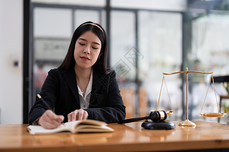 自然自信是亚洲律师注意到办公室工作台旁的笔记式文书法庭职场抵押客户建筑协议女士代理人笔记图片