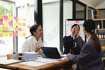 成功的企业家和实营企业的亚裔人民实现各项目标的情况胜利人士领导会议庆典生长男性施工项目同事图片