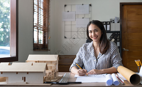 女性亚洲建筑师在办公室写蓝图工作电脑商业技术会议成人建筑承包商职场创造力文档图片