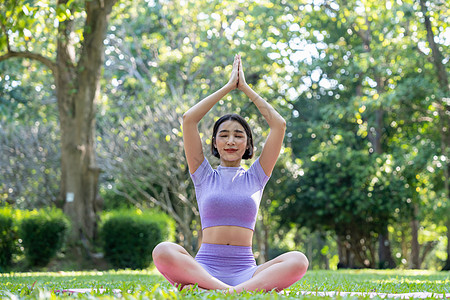 年轻女孩在清晨日出时与室外的垫子一起为锻炼自然而构成平衡体 关键是zen冥想 (笑声)图片