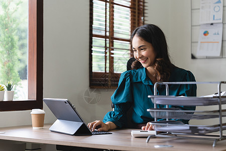 美丽的笑脸生意 作为女性工作 在笔记本电脑和计算器团队经济预算营销统计投资报告帐户公司基准图片