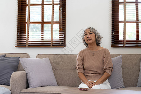 一位孤独的老年妇女正在等待和思考她家人的旧记忆 她会再次拜访她 孤独和沮丧的抑郁老人独自坐着 思念 怀旧 纪念女性母女恋人乡愁女图片