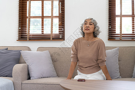 一位孤独的老年妇女正在等待和思考她家人的旧记忆 她会再次拜访她 孤独和沮丧的抑郁老人独自坐着 思念 怀旧 纪念病人疗养院回忆女孩图片