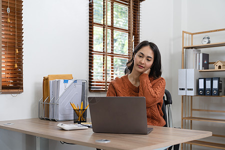 亚洲女商务人士在电脑笔记本电脑工作时脖子疼 办公室综合症概念图片
