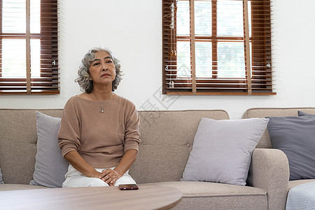 一位孤独的老年妇女正在等待和思考她家人的旧记忆 她会再次拜访她 孤独和沮丧的抑郁老人独自坐着 思念 怀旧 纪念女性回忆访问人人女图片