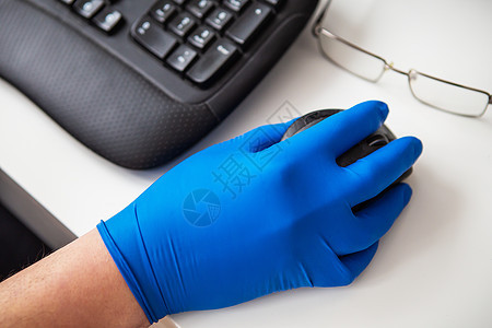戴蓝色手套的医生快速收集有关患者的数据 医疗保健的概念和照顾您的健康 医生的工作场所 在线咨询服务职业成人监视器考试键盘电脑临床图片