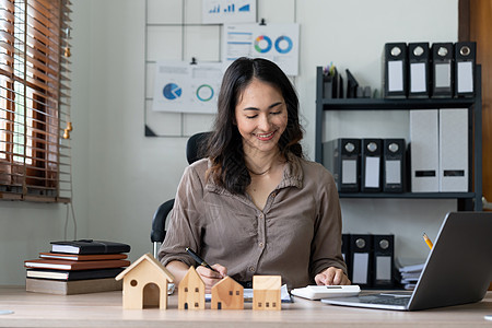 Woam 代理计算房地产 女商务人士的金融和投资贷款 并投资有关房屋 建筑或房屋抵押的财产图片