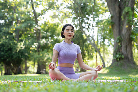 合上手 女人在户外做瑜伽放松 在户外自然背景下锻炼的女性为健身生活方式俱乐部摆出重要和冥想的姿势 健康和瑜伽的概念成人女士身体日图片