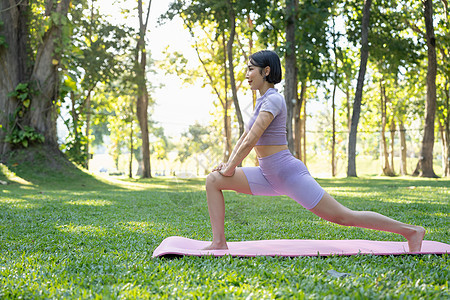 年轻漂亮的亚洲女性练习瑜伽 在公园里锻炼 一条腿站在瑜伽垫上 展现出平衡的姿势 健康生活方式和活动理念活力闲暇女士体育锻炼班级身图片