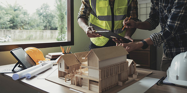 工程师团队合作会议 在与合作伙伴合作的项目蓝图会议上绘制工作现场模型构建和工程工具 施工和结构概念商业建筑师安全建筑经理财产房地图片