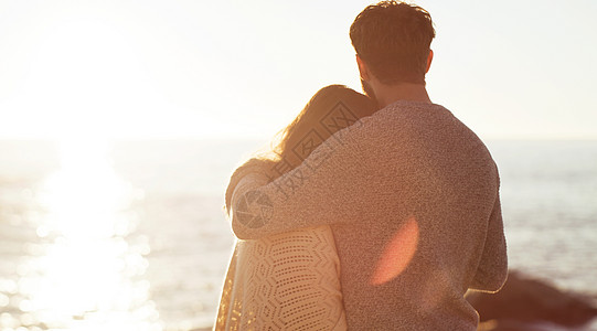 日落和我们彼此相爱一样美丽 一对年轻夫妇在海滩上观看日落的回视镜头图片