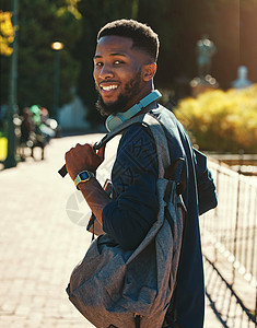 黑人男子 在校园里为大学户外肖像 教育和背包学习的学生 大学 微笑和高等教育 学习促进发展和奖学金 上课图片