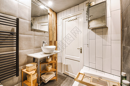 洗手间 有水槽和淋浴长椅财产镜子建筑学厨房家具玻璃洗澡奢华桌子图片