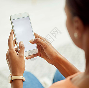 智能手机 屏幕和女性手 带有用于移动聊天应用程序 产品植入和品牌设计缩放的模型 打字 使用电话或手机进行社交媒体 网络或在线网站图片