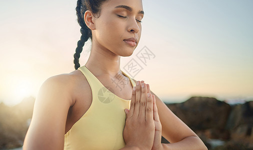 瑜伽 手或女人在日出时在大自然中冥想 以平静放松的和平 健康或正念 禅宗莲花中的脉轮 感恩或健康的精神女孩摆出呼吸来冥想或专注地图片