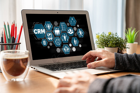 用于 CRM 业务的现代计算机上的客户关系管理系统小样顾客产品办公室笔记本招聘解决方案男人经理软件图片