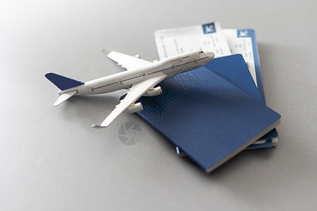护照 登机证和白桌上的玩具飞机机构运输女性天线飞行假期鉴别文档飞机场游客图片