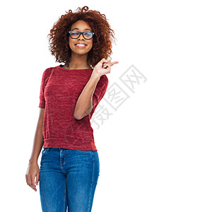 快乐的女人 肖像或指向促销 营销广告空间或产品放置模型 微笑 快乐或兴奋的模特 在白色背景下展示时装销售的手势图片