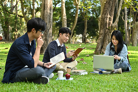 多样化的大学学生在课堂外学习 青年生活方式 大学和友谊概念图片