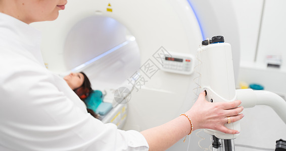 接受MRI医院磁共振成像 医疗设备和保健的女病人 男蓝色扫描器建造扫描医院办公室卫生技术癌症球形图片